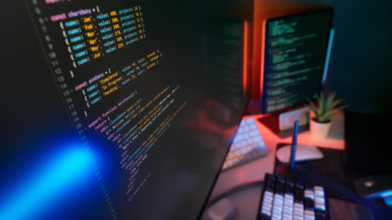 Pantallas con código informático en un entorno de trabajo tecnológico orientado a la supervisión de sistemas y la seguridad digital
